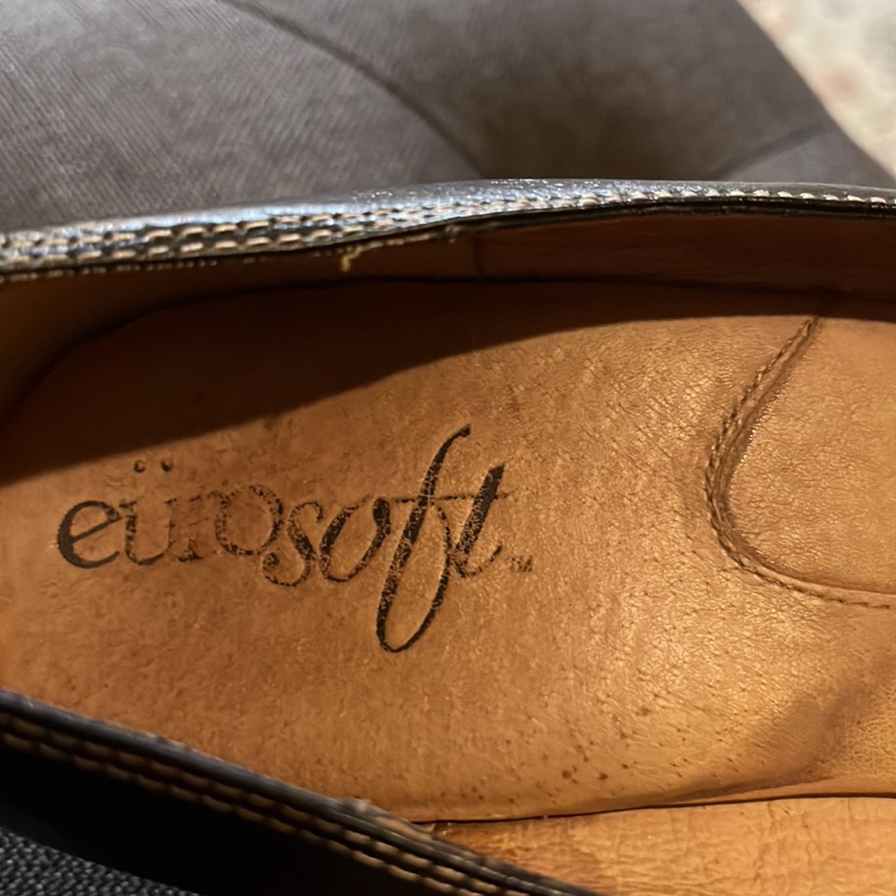 EuroSoft black leather low heels with cream stitching. - Picture 4 of 6